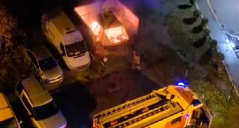 В Янтарном за одну ночь сгорело несколько мусорных баков в разных точках: местные жители подозревают банду вандалов