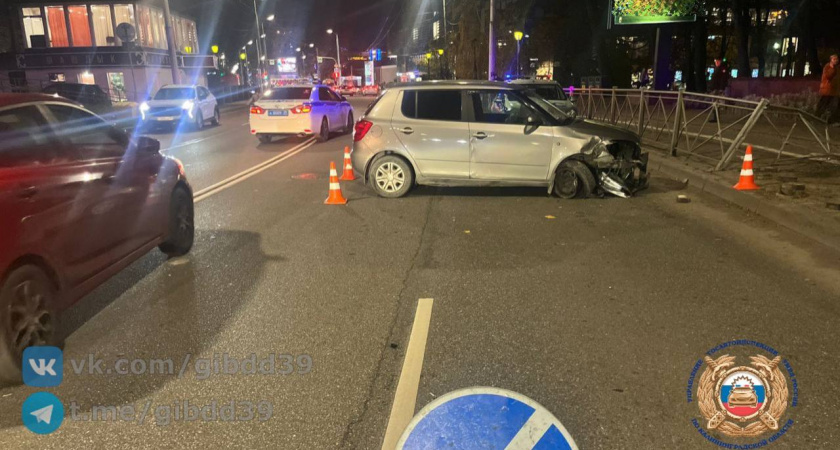 В Калининграде водитель «Шкоды» столкнулся с металлическим ограждением — двое малышей пострадали