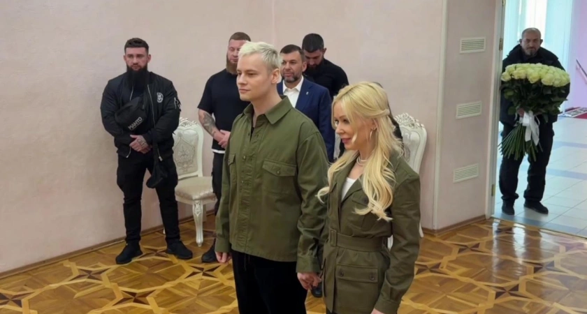 Шаман женился на Екатерине Мизулиной в Донецке, невеста была не в белом — кадры из ЗАГСа
