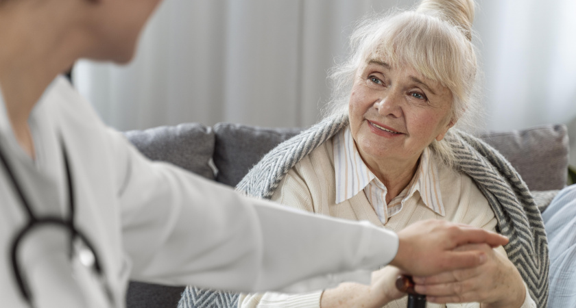 «Если бы женщины 50+ знали об этом раньше»: совет 96-летнего гинеколога, который заменяет омолаживающие процедуры