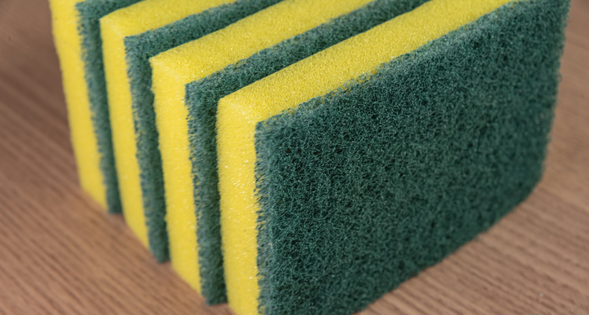 Почему губки для посуды разных цветов — а вот и не для красоты: совет от соседки, которая знает толк в чистоте