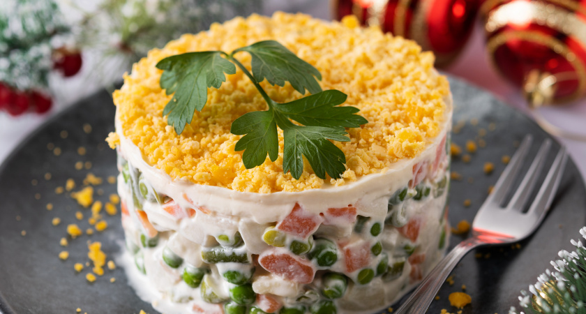 Бабушка подсказала рецепт «Мимозы», в которой нет места скучным консервам: Огненная Лошадь точно оценит — не салат, а восторг