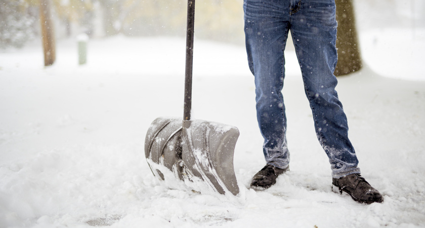 Умные хозяева снег лопатой давно не чистят, это слишком долго: нашли 3 других способа - они лучше и удобнее во всем