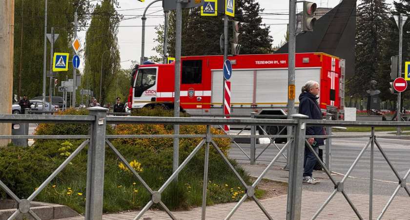 На Балтийском шоссе в Калининградской области на ходу загорелся автомобиль: тушить пришлось пожарным