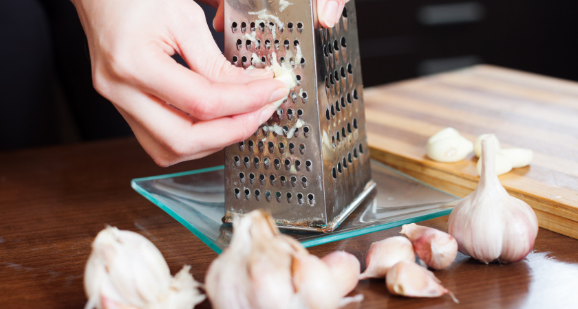 Ни мыло, ни лимон не помогли? А это средство из ванной убрало запах чеснока с рук мгновенно: крутой лайфхак 