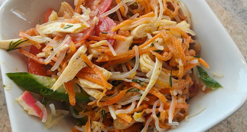 Готовила “на пробу” вместо оливье — теперь без этого салата не начинается ни один Новый год: все спрашивают, что за чудо