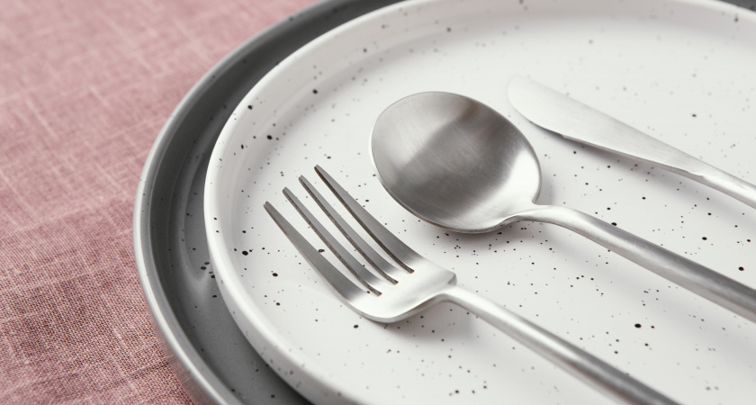 Никаких химикатов: засыпала ложки и вилки тем, что есть на кухне — через 10 минут блестят, как ювелирка