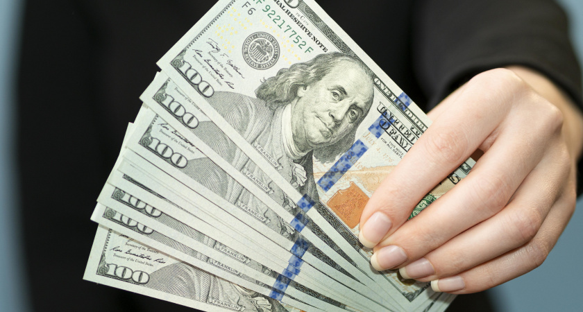 Собираетесь за границу? В Азии и Египте не примут старые купюры — вот где купить доллары нового образца
