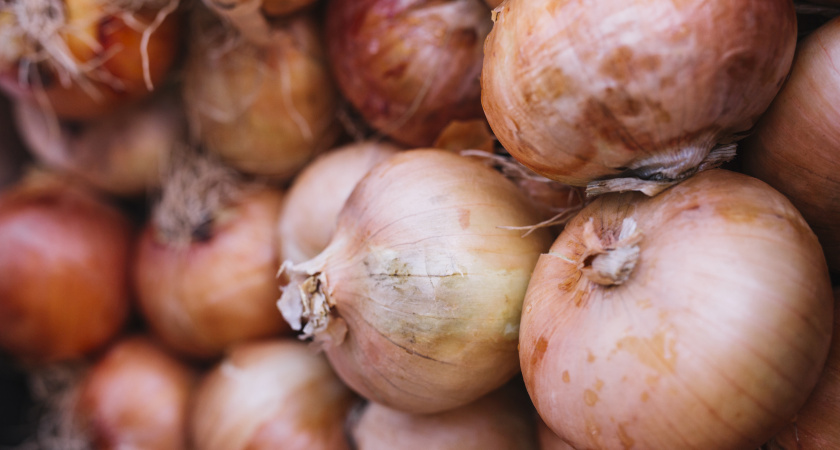 Почему в СССР лук хранили в колготках — и почему хозяйки снова так делают: лайфхак, который пережил века