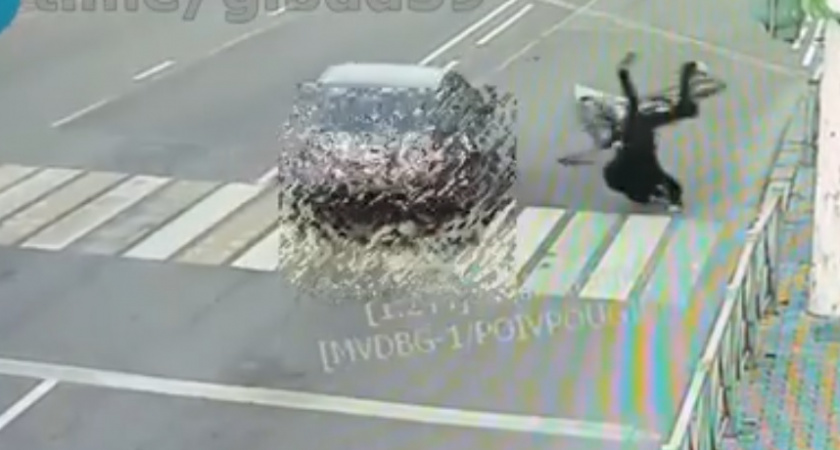В Калининграде школьник решил проехать на велосипеде на красный и попал под машину: от удара отбросило на тротуар — момент попал на видео