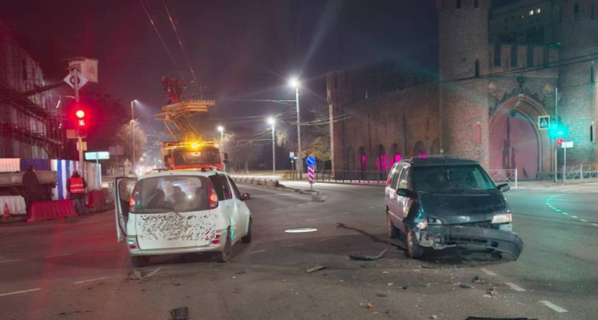 Ночью в Калининграде водитель "Тойоты" не уступил дорогу и пассажирка авто отправилась в больницу