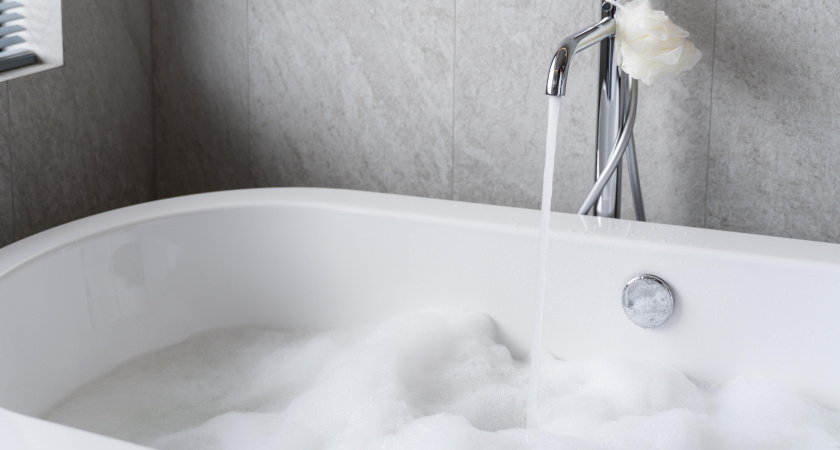 Сыплю 1/2 стакана на стенки — и даже старая ванна станет белоснежной: ни налета, ни ржавчины — сверкает в темноте