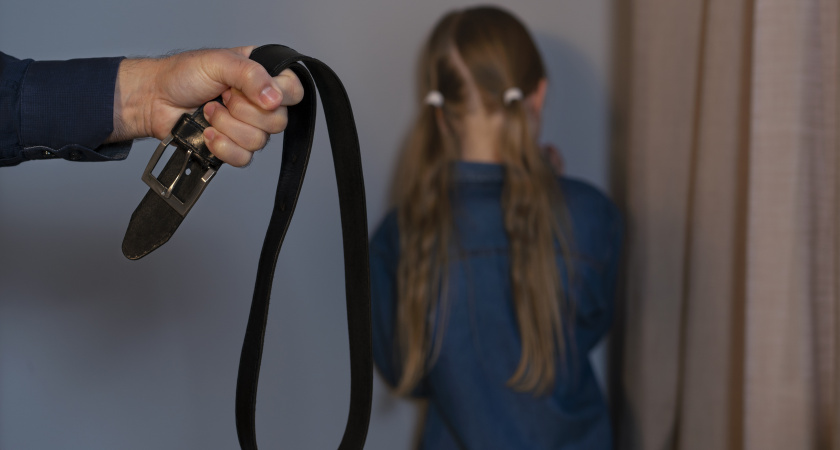 Били ремнем и не только им: какие еще методы "воспитания" были в СССР - воспоминание "разблокировано"