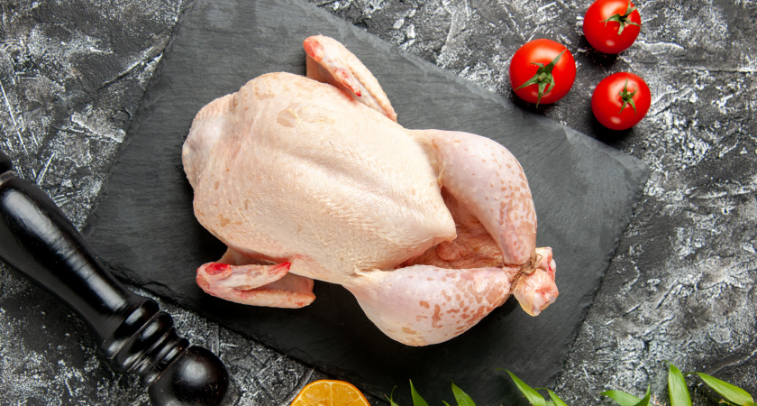 Вы тоже моете курицу перед готовкой? Австралийские специалисты объяснили, почему это самая вредная кухонная традиция