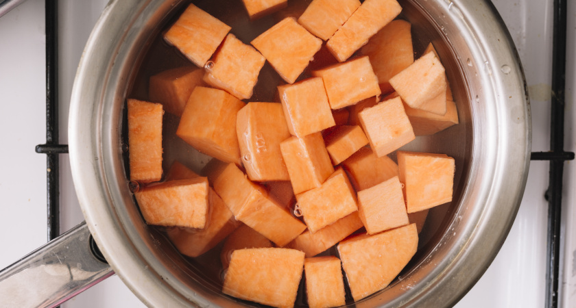 Хотите, чтобы морковь в винегрете была ровной и красивой? Вот подробный метод варки, который защищает овощ от разваривания