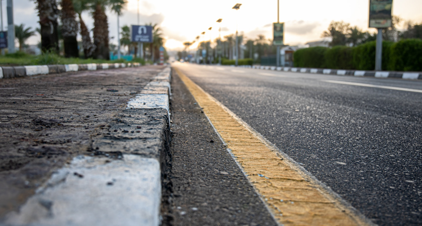 Одна ошибка у края дороги — и штраф уже на Госуслугах: что запрещает жёлтая линия и сколько денег придется отдать