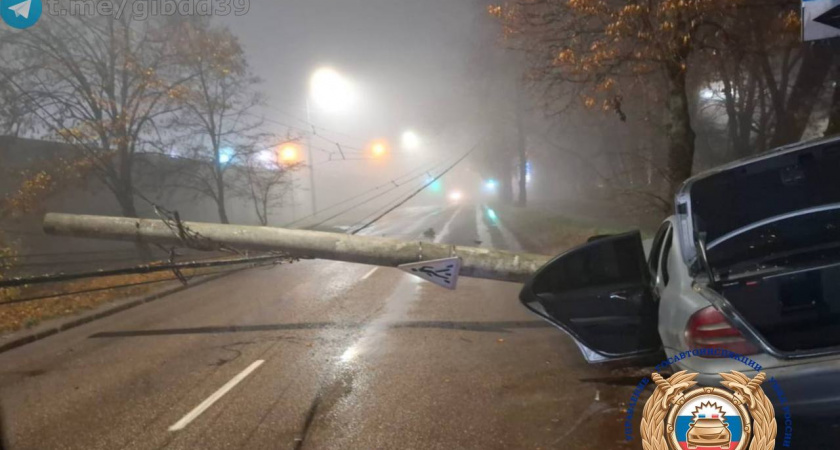 В Калининграде утренний коллапс: как одно ДТП с бетонным столбом парализовало Советский проспект