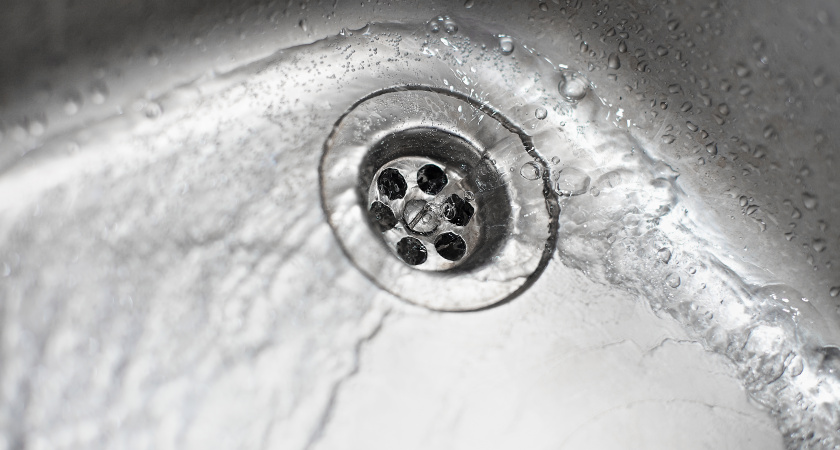 Вода стояла стеной, а потом ушла за секунду: вот что высыпают в слив опытные хозяйки