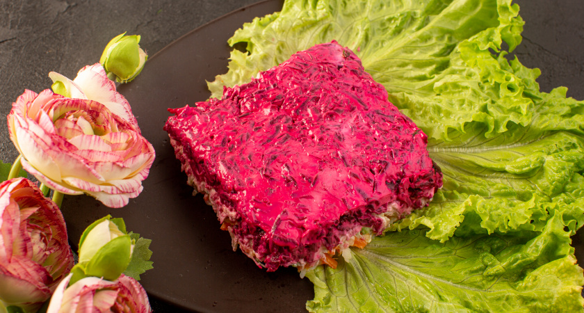 «Шуба», прощай — тебя затмил другой салат с дешевой рыбой: готовим «Сельдь под шалью» — вкуснее и проще