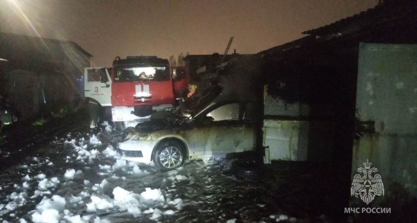 Калининградские пожарные эвакуировали мужчину из огня: на Узловой горели гаражи