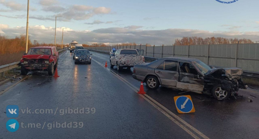 В Калининграде на Южном обходе легковушки столкнулись в лепешку, есть пострадавшая