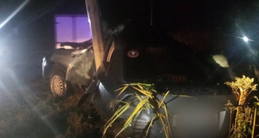 На Калининградском шоссе сотрудники МЧС спасли водителя, который врезался в ЛЭП