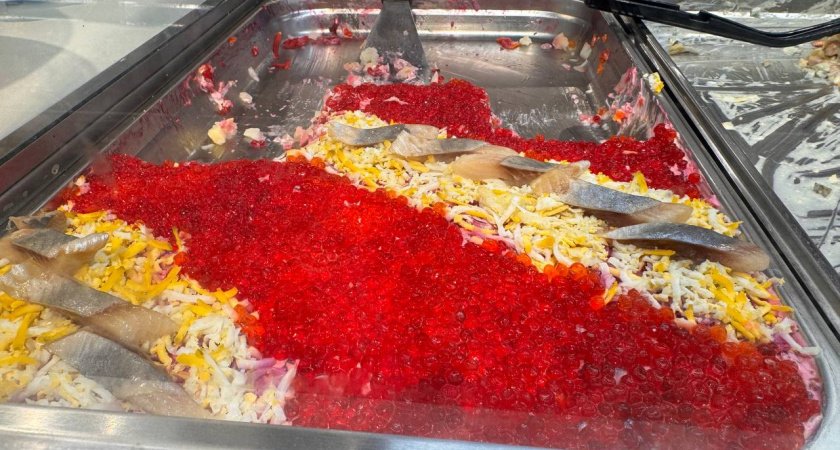 Красная Лошадь станцует вокруг стола лезгинку — подаем салат «Гора соломы» на Новый год — гости сметают со стола все без остатка