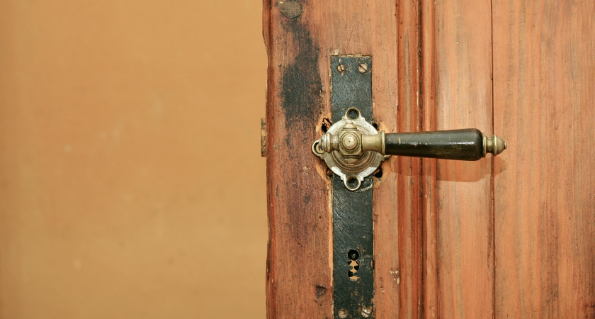 Калининградские подъезды обокрал «охотник за ручками» — ради чего было совершено 17 краж