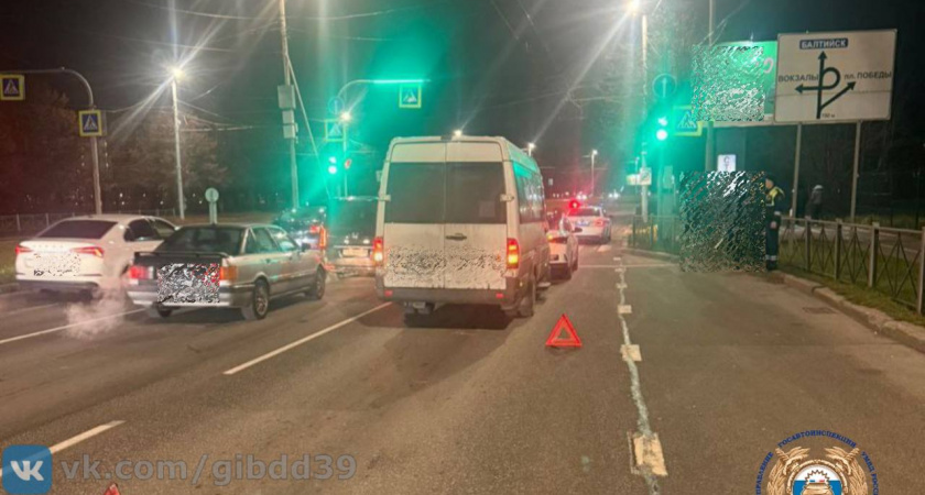 Калининградское столкновение маршрутки и легковушки отправило пассажирку в больницу