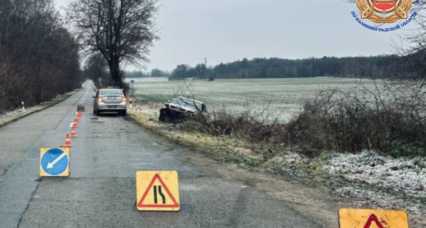 В Калининградской области автомобиль перевернулся в кювет: пострадали водитель и подросток
