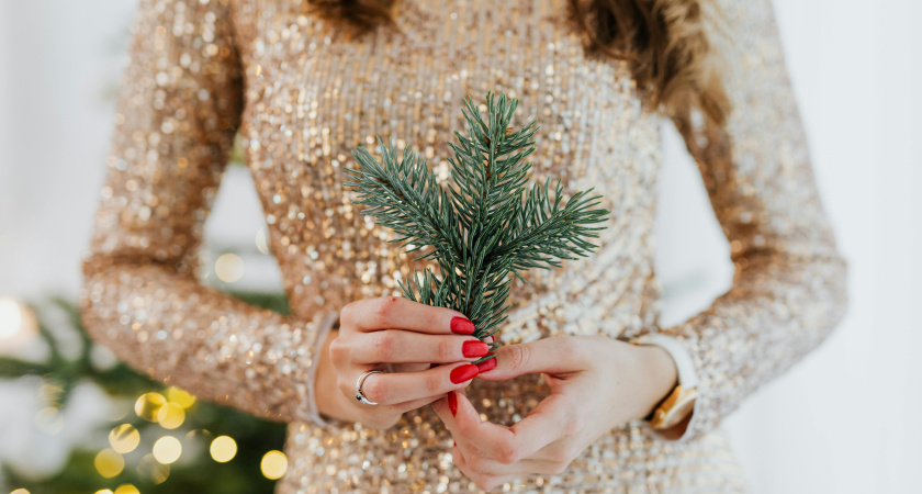 Цвет, который “включит” финансы на полную: календарь денежного маникюра на декабрь 2025 — главные оттенки и даты