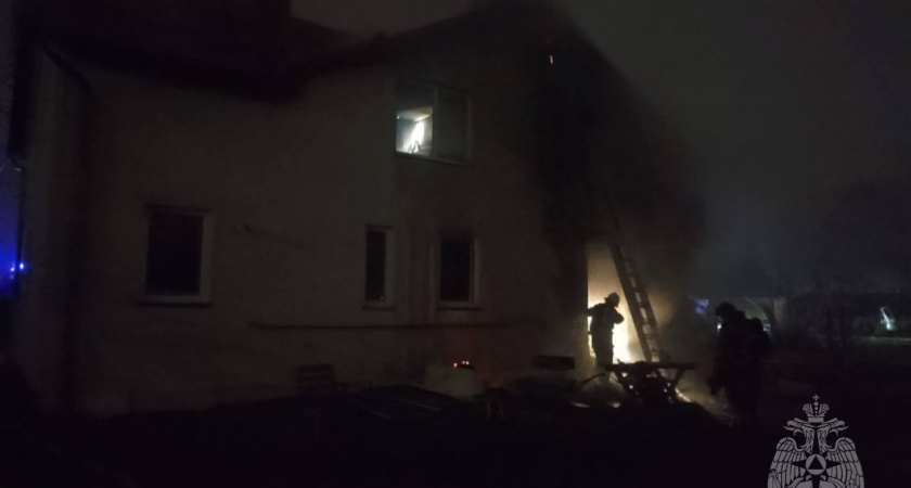 В Калининграде едва не вспыхнуло целое СНТ: как спасатели остановили пожар, охвативший 200 квадратных метров