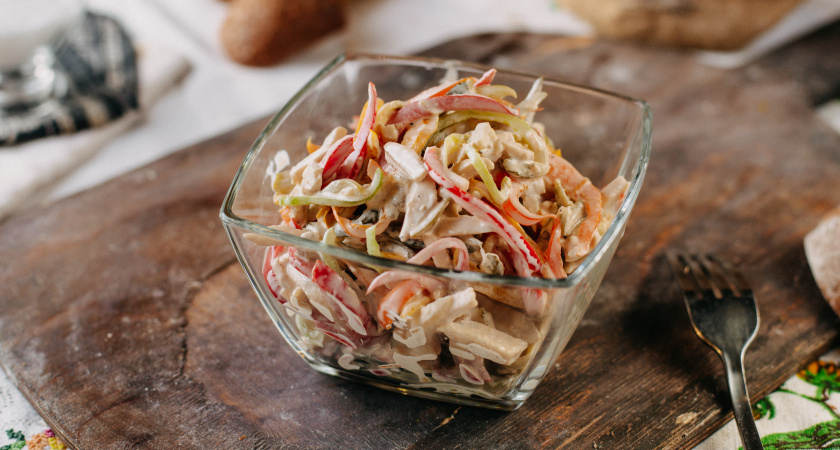 Хозяйки переписывали в тетрадки, а сегодня не помнят: легендарный рецепт вкуснейшего салата из СССР с 3 ингредиентами