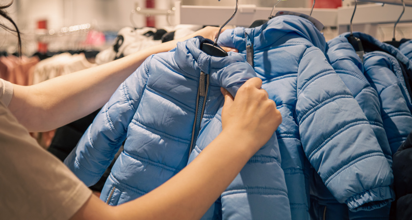 2 ложки на губку — и даже старый пуховик чище, чем с магазина: засаленные пятна на воротнике и манжетах растворились как по волшебству