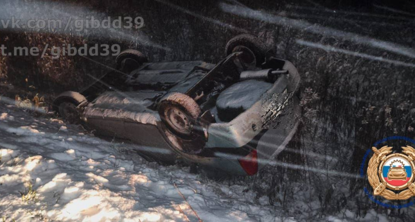 В Правдинском районе Renault съехал с трассы в кювет и перевернулся, есть пострадавшие