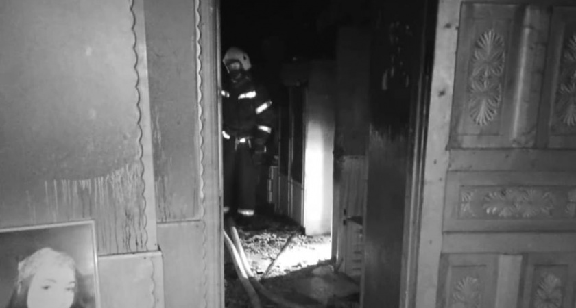 В Светлогорске на горел частный дом: огонь уничтожил комнату, но спасатели не дали огню поглотить всё здание