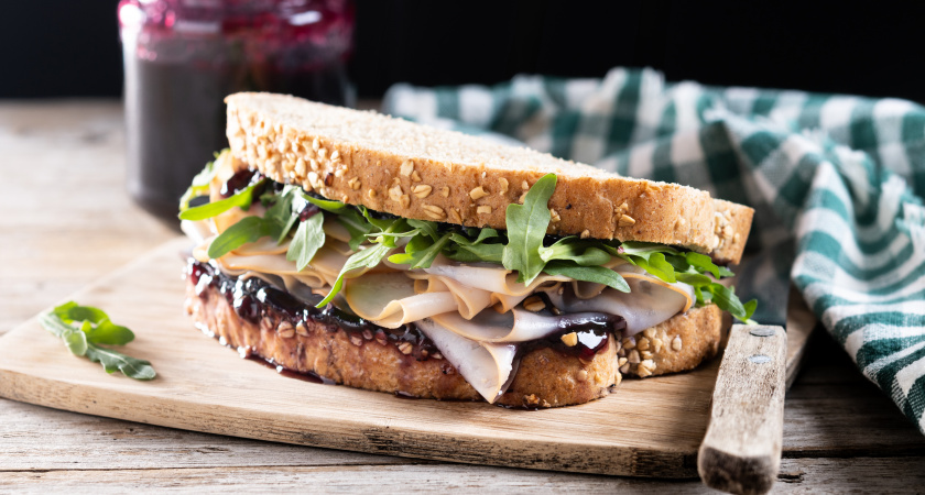 Не ожидала, что будет так вкусно: багет + печень трески — и закуска за 10 минут готова. Даже соседи прибежали за рецептом