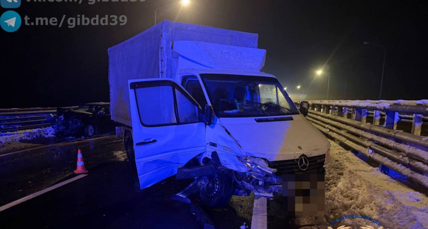 На трассе под Гвардейском Mercedes врезался в отбойник, а следом в него влетела Toyota: есть пострадавшие