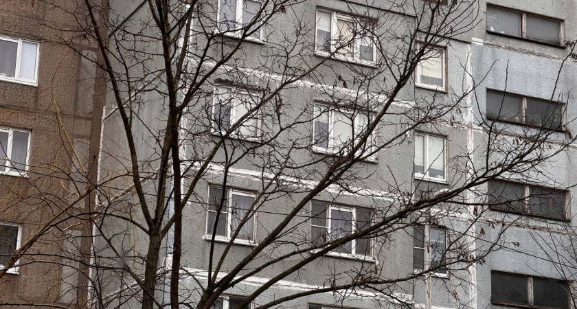 Калининградские спасатели сняли с крыши замерзающего подростка: как он там оказался 