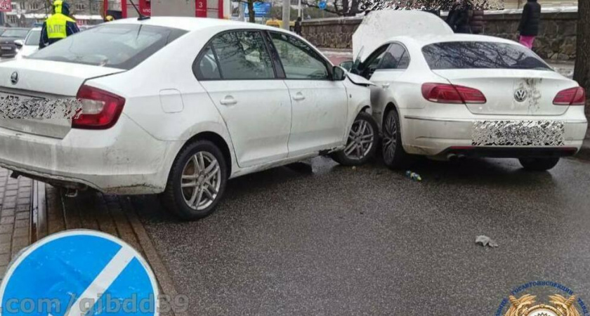 Улица Черняховского «встала»: водитель выехал на встречку и врезался авто 