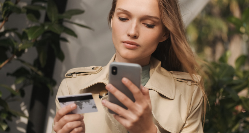 Что делать, если вы нашли чужую банковскую карту? Эксперт объяснила, почему лучше пройти мимо