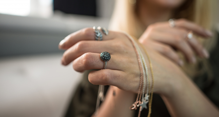 Как новогодний наряд превращается в "дешевку" за 2 секунды: 5 вещей, которые кричат "деревня" громче салюта