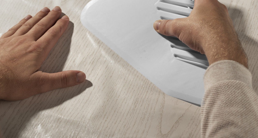 Клей закончился — ремонт не стоит. Есть простой способ приклеить обои за 5 минут из того, что уже дома