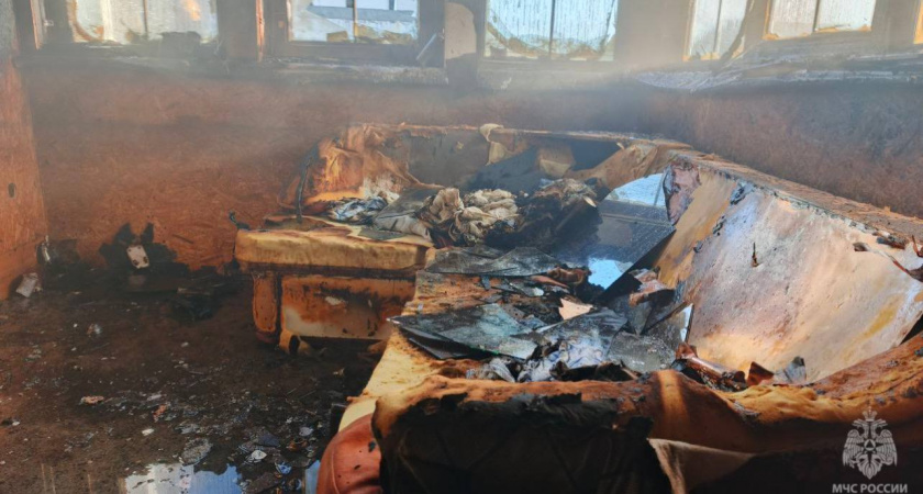 В Балтийске на улице Счастливой горел диван и стена: спасатели ликвидировали пожар, не допустив трагедии