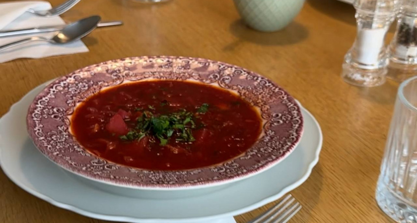 Зимой бабушки готовили борщ иначе: один приём превращал его в тот самый рубиновый, густой и «домашний» из детства