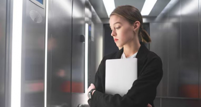 В Калининграде ребёнок застрял в лифте: 11-летняя девочка провела в кабине два часа в одиночестве