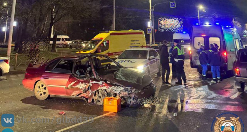 В Калининграде на Гвардейском проспекте проезд на красный свет привел к массовому ДТП с пострадавшими