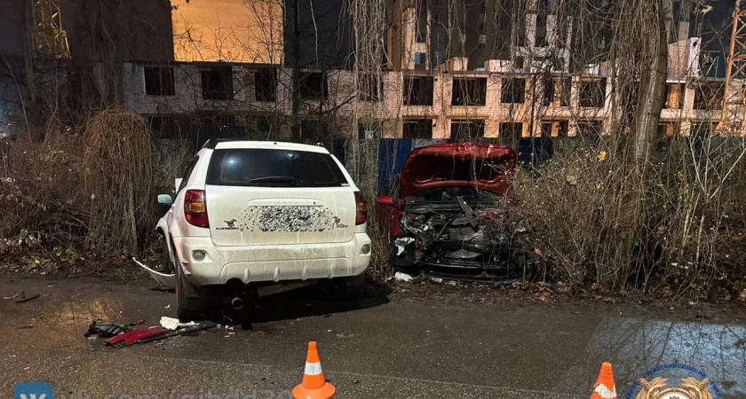 В Калининграде на Коммунистической иномарки столкнулись лоб в лоб, есть пострадавшие