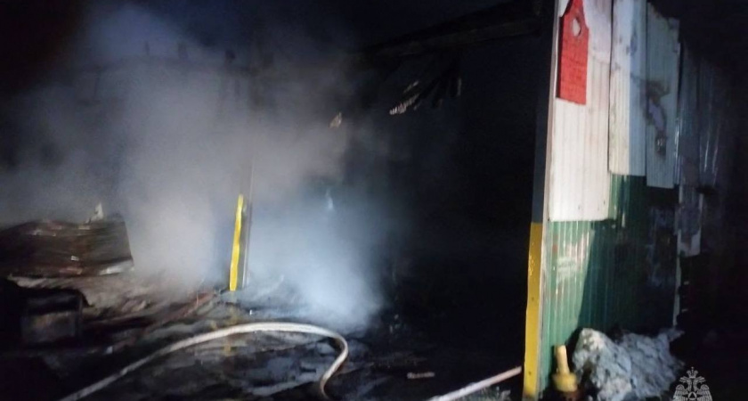 Пожар в Правдинске: в горящей постройке сгорел автомобиль, но пожарные спасли соседнюю машину