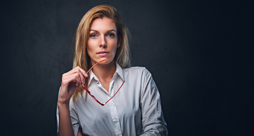 Хитрые и завистливые: женщины с этими именами улыбаются в лицо, а за спиной нож прячут — у вас на работе такие точно есть